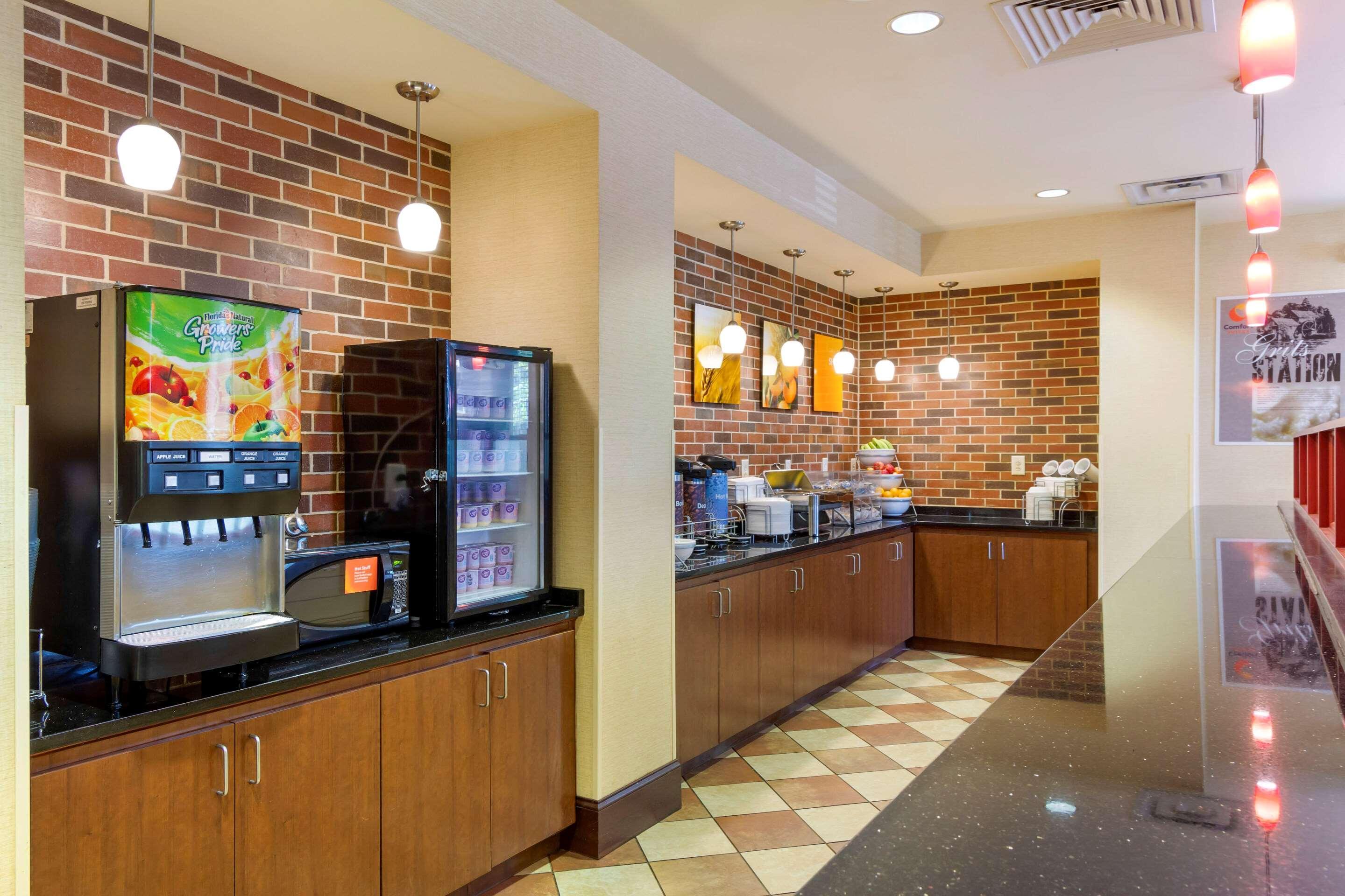 Comfort Suites Charleston West Ashley Экстерьер фото