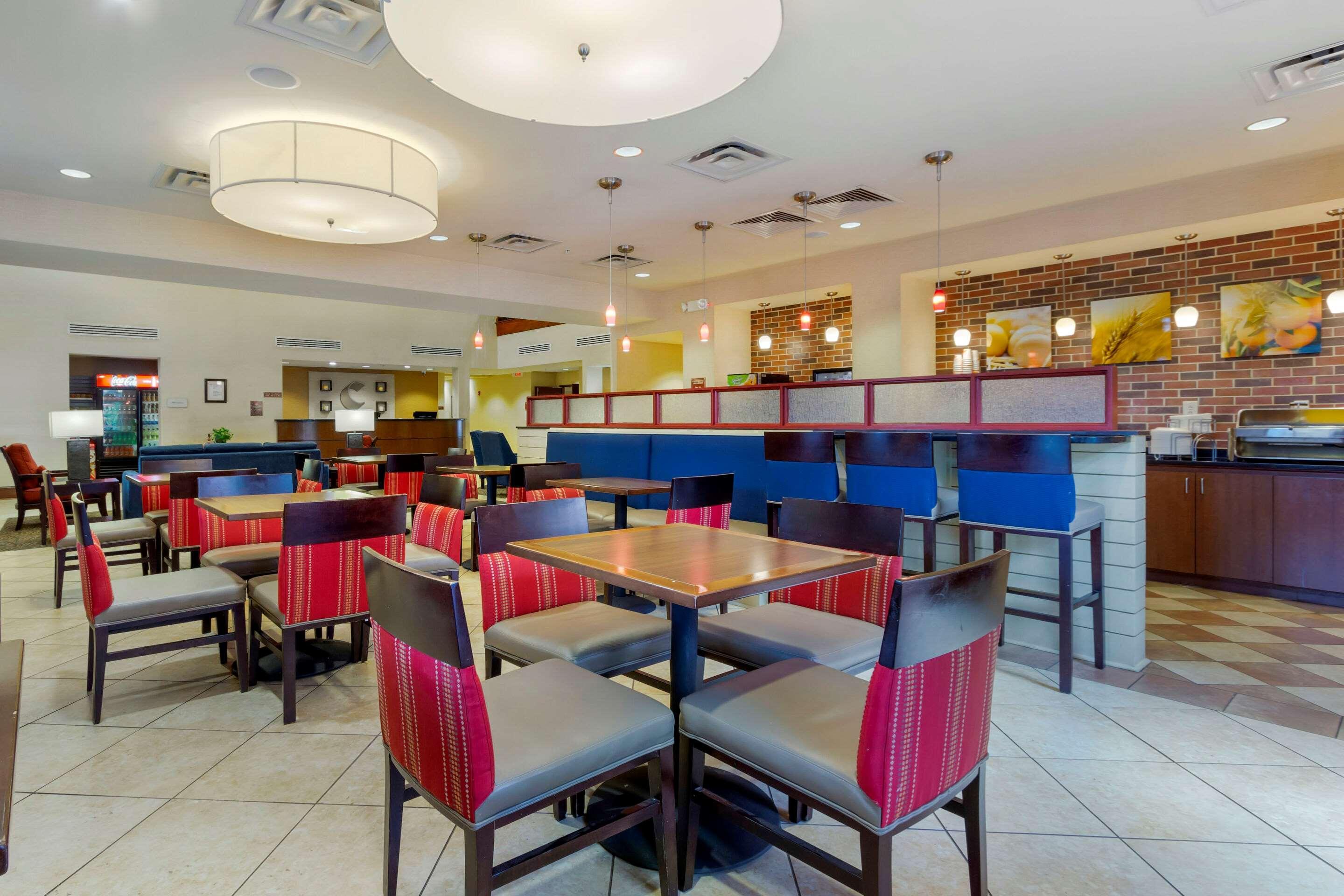 Comfort Suites Charleston West Ashley Экстерьер фото